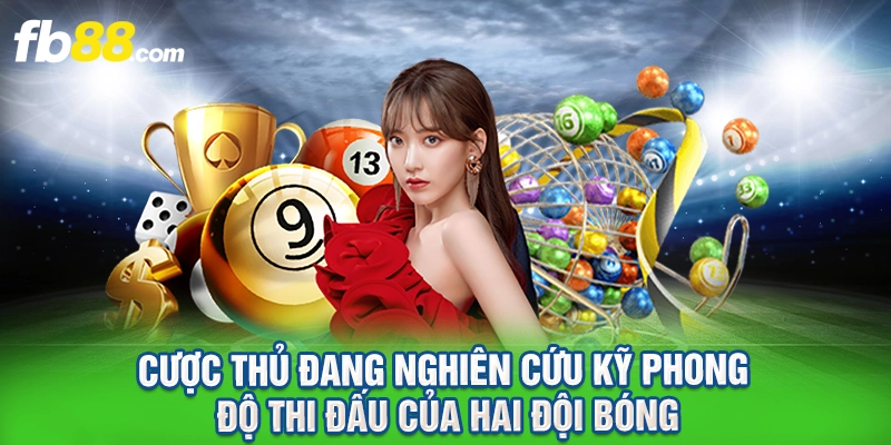 Cược thủ đang nghiên cứu kỹ phong độ thi đấu của hai đội bóng.